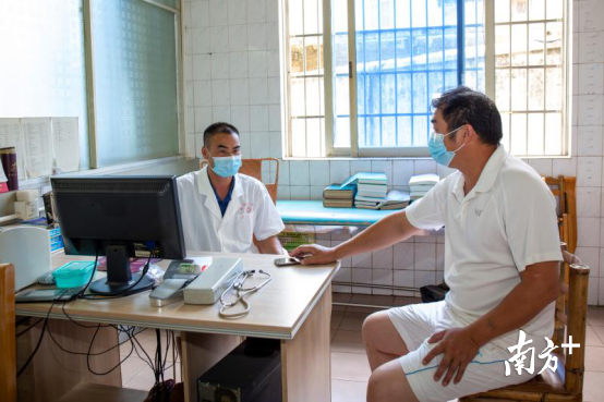 山塘醫(yī)院醫(yī)生張建忠為老李進(jìn)行復(fù)診。