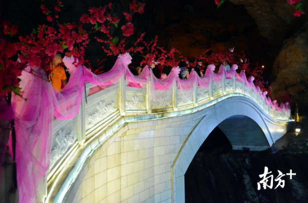 連州地下河鵲橋成為了“七夕網(wǎng)紅橋”。