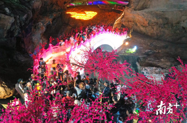 眾多游客到連州地下河的鵲橋體驗(yàn)游玩。