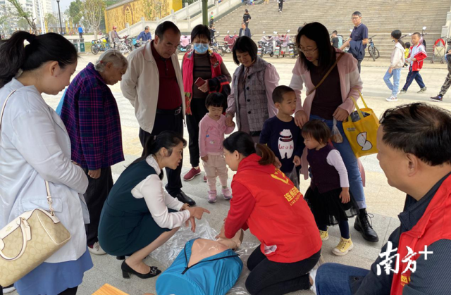 急救知識示范普及。