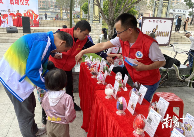 志愿者向群眾講解辨別毒品知識。