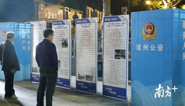 群眾觀看宣傳展板。段燦 攝