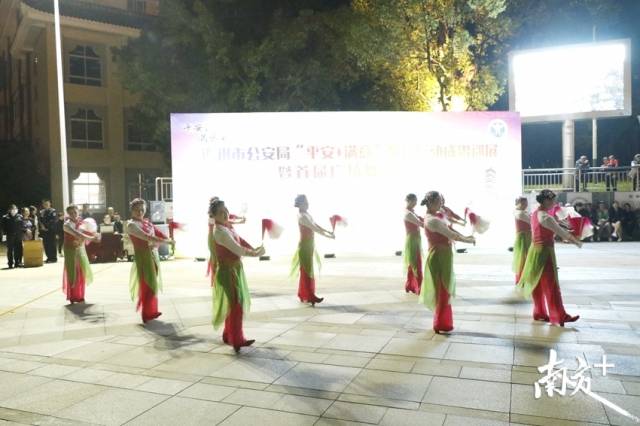 巡展特別增加了廣場(chǎng)舞表演賽內(nèi)容，吸引了近50支隊(duì)伍參加。段燦 攝