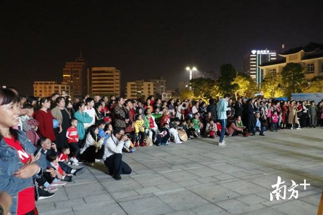 活動(dòng)吸引了眾多市民群眾。段燦 攝