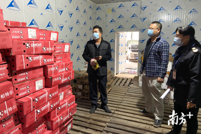 連州市市場監(jiān)督管理局局長吳飄揚對市區(qū)內(nèi)儲存進口冷凍肉產(chǎn)品的冰庫進行監(jiān)督檢查。