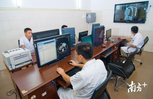 6個中心能讓鎮(zhèn)鄉(xiāng)的群眾實現(xiàn)在鎮(zhèn)衛(wèi)生院看病，一樣能享受到市區(qū)醫(yī)院的優(yōu)質(zhì)服務(wù)，實現(xiàn)讓數(shù)據(jù)多跑腿、群眾少跑腿。