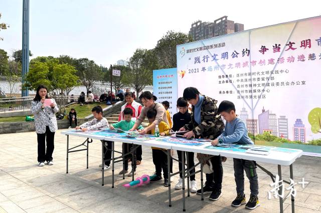 孩子們參與文明拼圖趣味游戲。段燦 攝