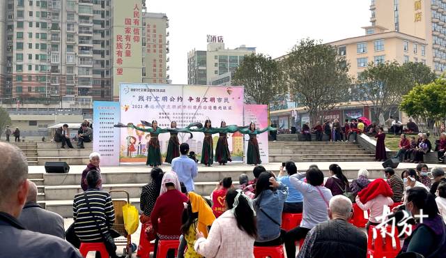 3月14日，連州開展“踐行文明公約，爭當文明市民”主題2021年連州市文明城市創(chuàng)建活動走進社區(qū)活動。段燦 攝