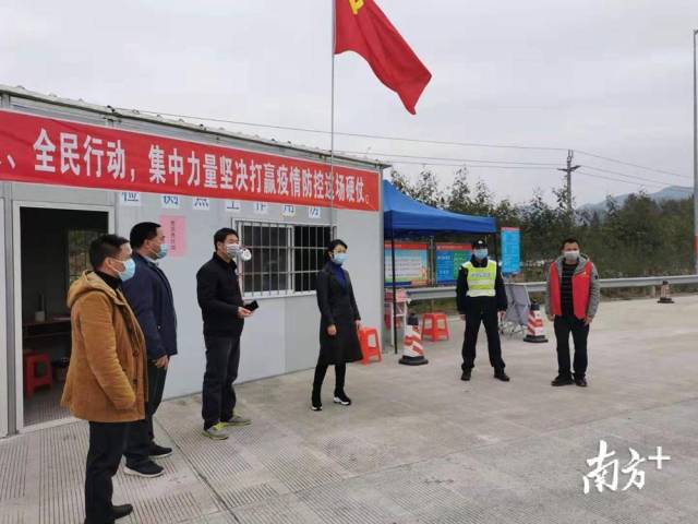 譚麗在西岸指導(dǎo)疫情防控宣傳工作。