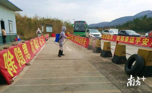 對(duì)省交界鳳頭嶺檢測(cè)點(diǎn)進(jìn)行消毒。
