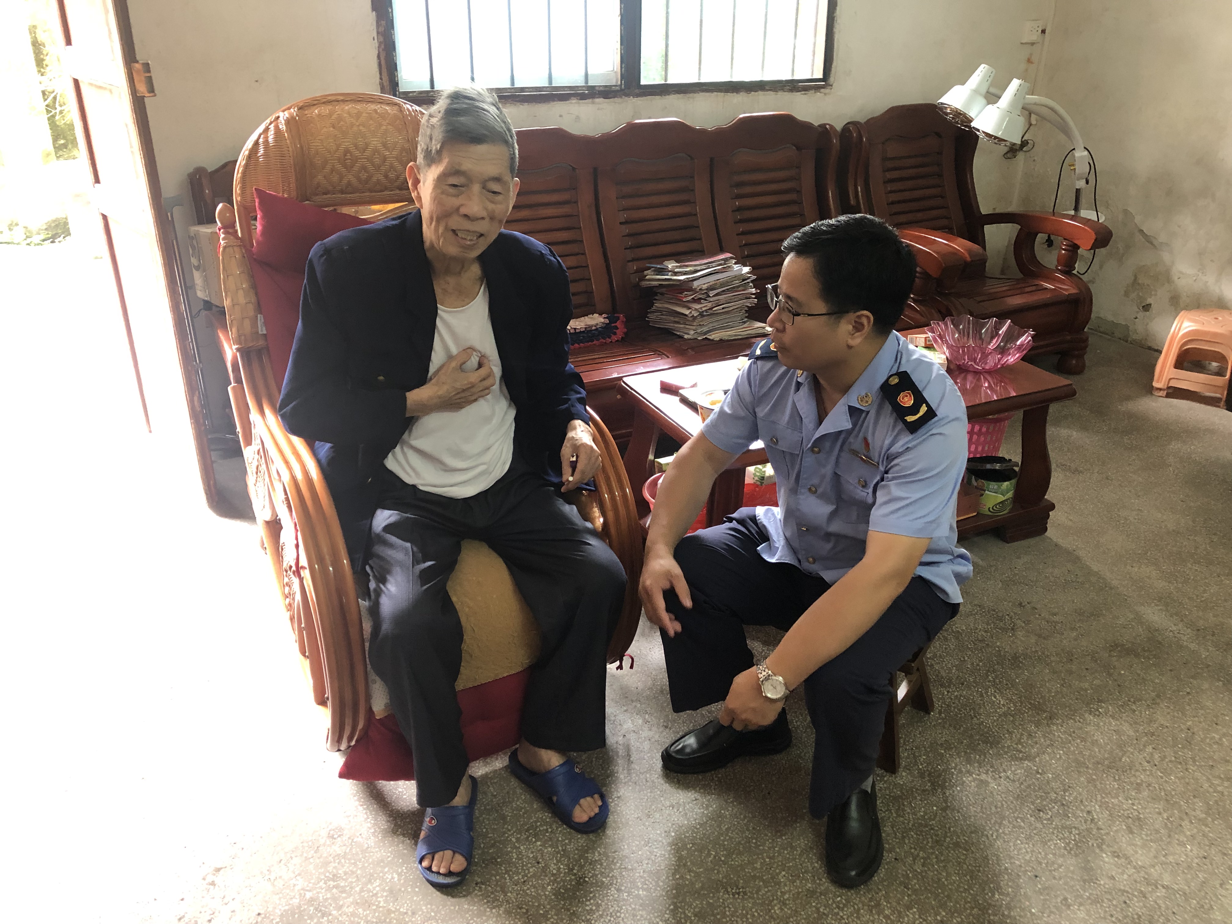 老黨員、生活困難黨員慰問.JPG