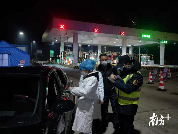 醫(yī)務(wù)、交警等人員在防控點(diǎn)24小時(shí)值守。