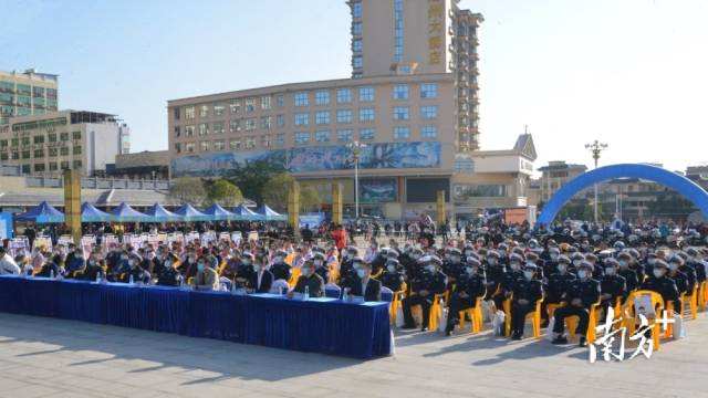 相關(guān)政府機(jī)關(guān)單位、行業(yè)代表、師生代表、市民群眾等參加活動(dòng)。張曉欣 攝