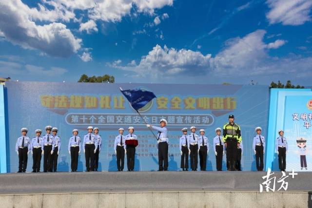 少年交警隊(duì)授旗儀式。廖劍鋒 攝