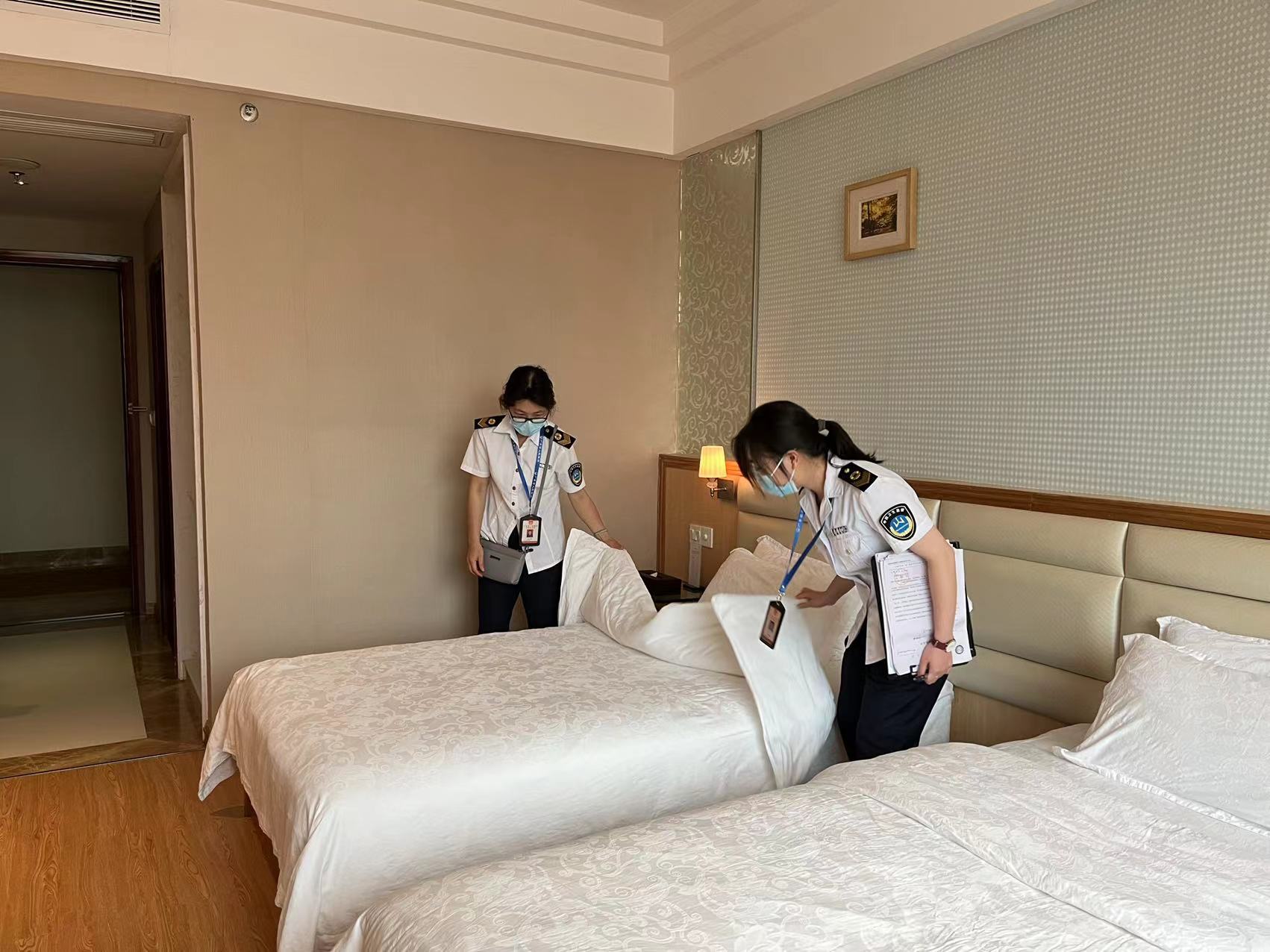 連州市衛(wèi)生監(jiān)督所執(zhí)法人員對公共用品用具清洗、消毒、保潔情況進行檢查.jpg