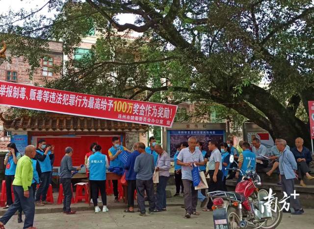 豐陽鎮(zhèn)人大代表在夏湟村的榕樹下舉行“微講堂”，用當(dāng)?shù)胤窖韵蛉罕娭v述毒品危害。通訊員供圖
