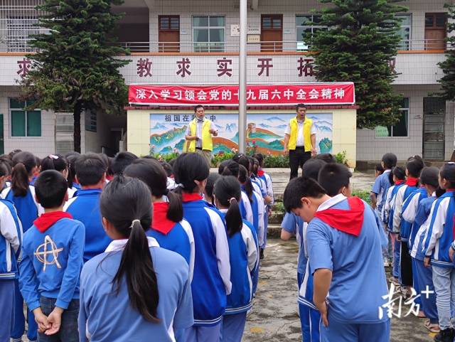 九陂鎮(zhèn)各中小學(xué)校開(kāi)展未成年人防溺水安全教育宣傳。
