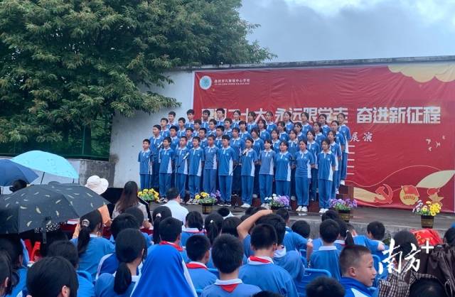 九陂鎮(zhèn)中心學(xué)校開展藝術(shù)展演活動。