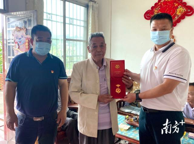 走訪慰問老黨員，并送上“光榮在黨50年”紀念章。