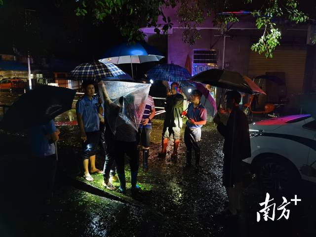 22日凌晨5時，轉(zhuǎn)移受困群眾。