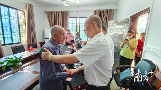 慰問(wèn)老黨員。