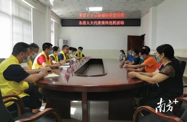 九陂鎮(zhèn)組織各級人大代表開展統(tǒng)一接待選民日活動(dòng)。