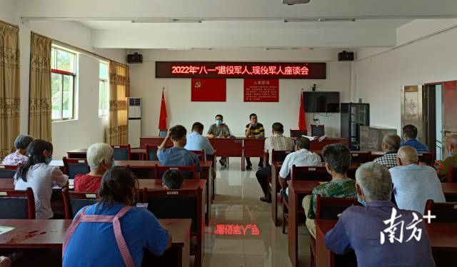 召開村級退役軍人、現(xiàn)役軍人座談會。