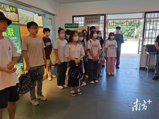 大學(xué)生們實地參觀了解家鄉(xiāng)經(jīng)濟發(fā)展。