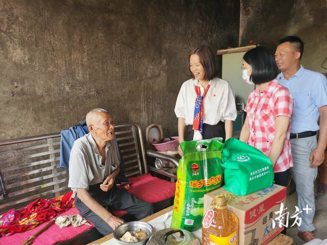 走訪慰問。