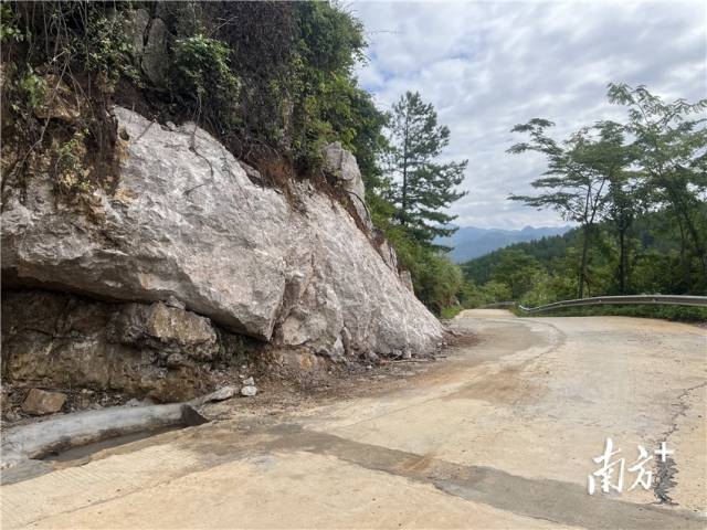 山石被清理后，道路此處的視野變得很是開闊。