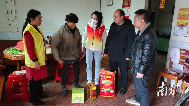 參與走訪慰問送溫暖活動。