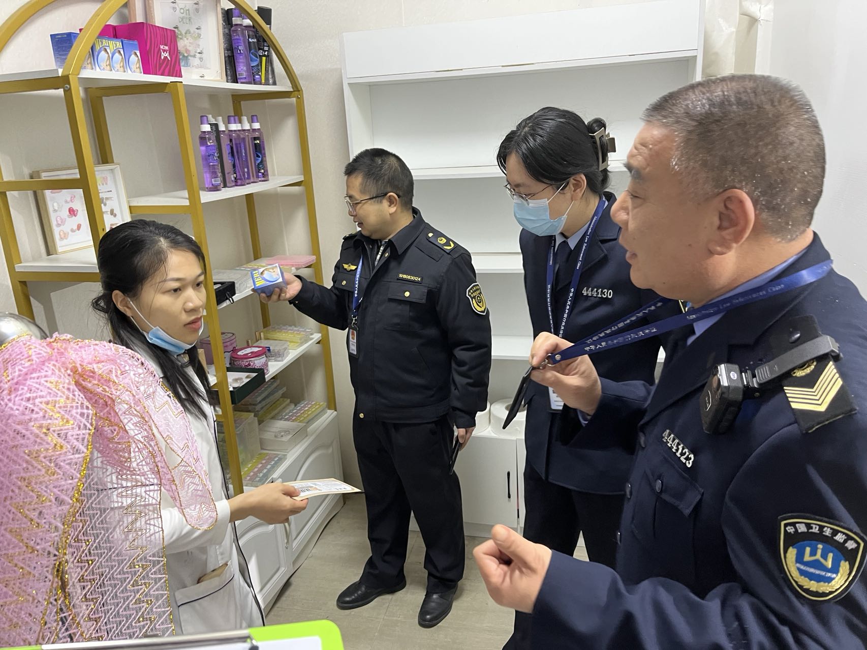 連州市衛(wèi)生健康局聯(lián)合市公安、市場(chǎng)監(jiān)督管理等部門(mén)開(kāi)展打擊非法醫(yī)療美容專項(xiàng)檢查.jpg