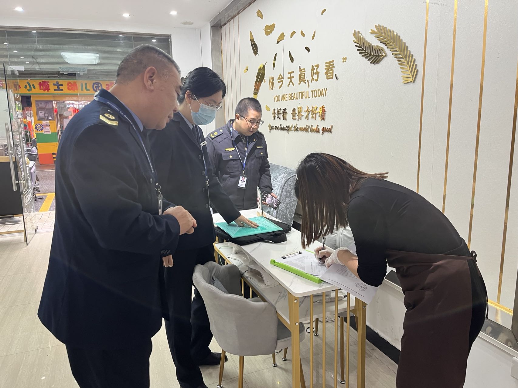 連州市衛(wèi)生健康局與從事生活美容的單位簽訂《拒絕開(kāi)展醫(yī)療美容承諾書(shū)》.jpg