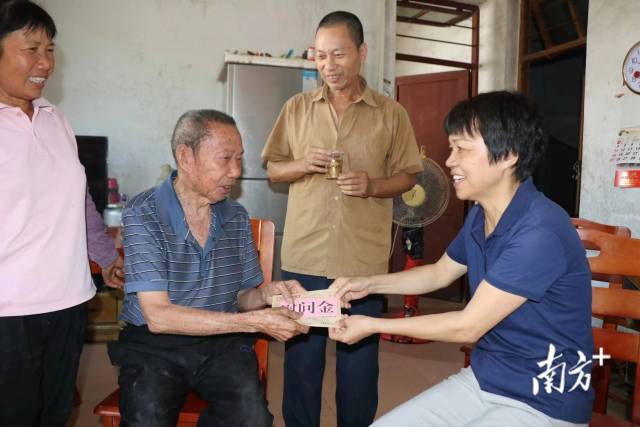 走訪慰問老黨員張臺。