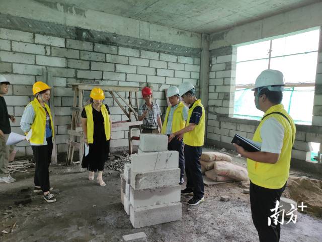 實(shí)地查看新建教學(xué)樓施工情況。
