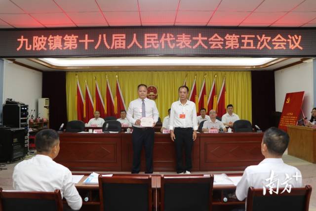 黃成志（右）向鄭劍鋒（左）頒發(fā)證書。