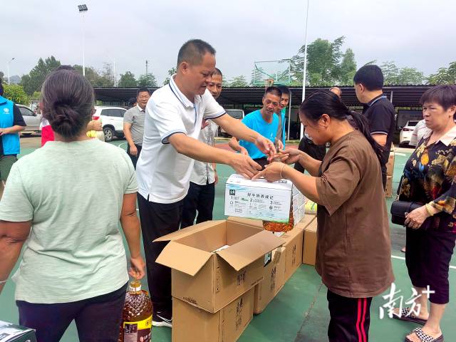 給特殊困難群眾送上生活物資。