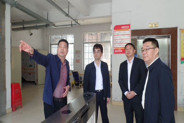 圖為2023年11月28日連州市殘聯(lián)向廣東省殘聯(lián)黨組書記、理事長(zhǎng)陳學(xué)軍（右二）介紹連州市殘疾人服務(wù)設(shè)施情況.JPG