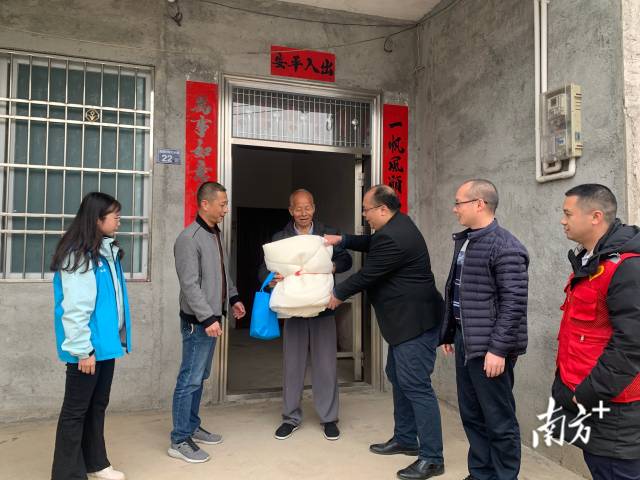 給困難群眾送御寒物資。
