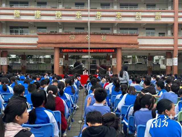 進(jìn)校園宣講。