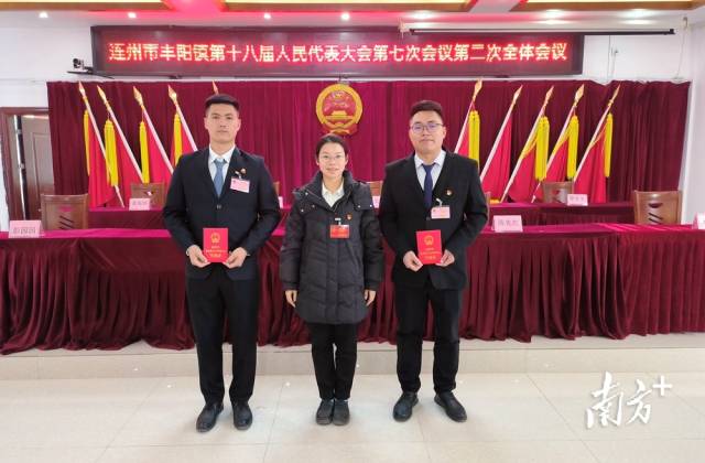 陳穎航為沈偉雄（右一）、陳益（左一）頒發(fā)當(dāng)選證書。