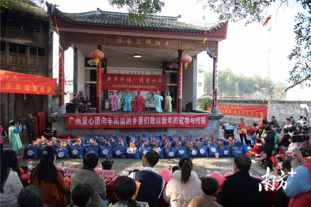 “帶著愛跟著兔爸去旅行”暨第10屆元旦連州“新年祈?！ぶ凼辍敝迷谪S陽村千年古戲臺開啟。