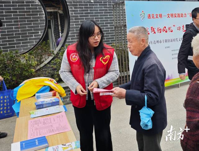 大學生積極參與村中各項工作，服務群眾近2000人次。