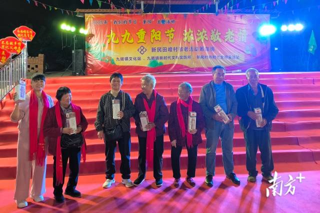 慰問關(guān)愛老人。九陂鎮(zhèn)供圖