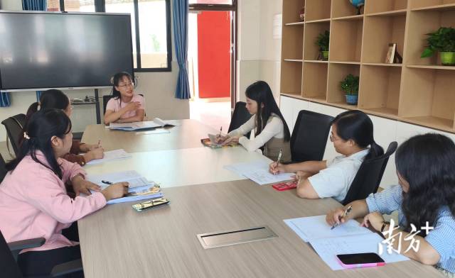 廣州市教育局選派廣州六中等名校骨干教師組成專家團(tuán)隊幫扶提升連州教師業(yè)務(wù)水平。資料圖