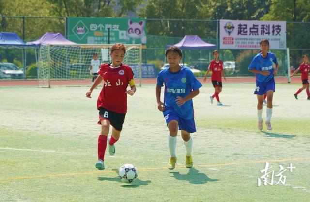 北山中學(xué)是全國首批“青少年校園足球特色學(xué)?！薄ＹY料圖